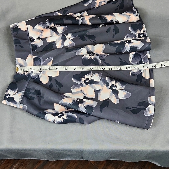 Hollister - Skater Skirt- Black Foral- Size XS - Picture 3 of 4